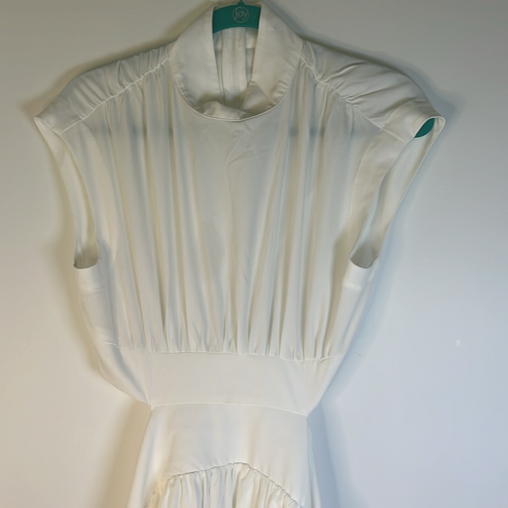 Elegant White Sleeveless Dress - Picture 8 of 13